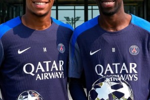 巴黎官方晒照，登贝莱、杜埃领取欧冠MVP、欧冠最佳年轻球员奖杯