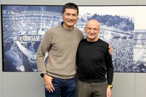 低调看球-国足主帅邵佳一造访皇马 获赠球衣合影弗洛伦蒂诺