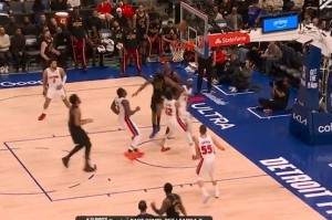 NBA直播-菜鸡互啄！哈登空篮失手&amp;邓罗快攻失误 韦德空切上篮也把握不住