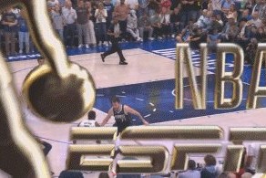 足球直播在线观看免费观看-东契奇生死时刻场边看戏 重压之下 基德真晕了